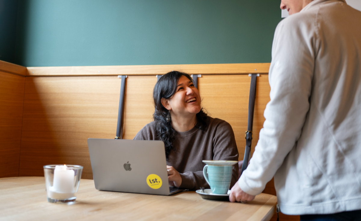 Flexible Arbeitsmodelle - Arbeiten überall möglich, auch im Cafe