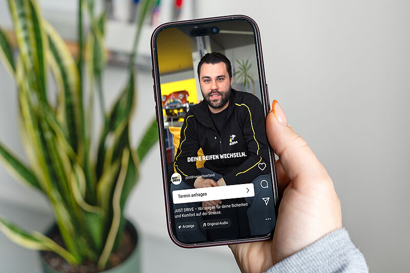 Ein Video aus der Social Media Kampagne von JUST DRIVE zum Thema Reifenwechsel auf einem IPhone dargestellt